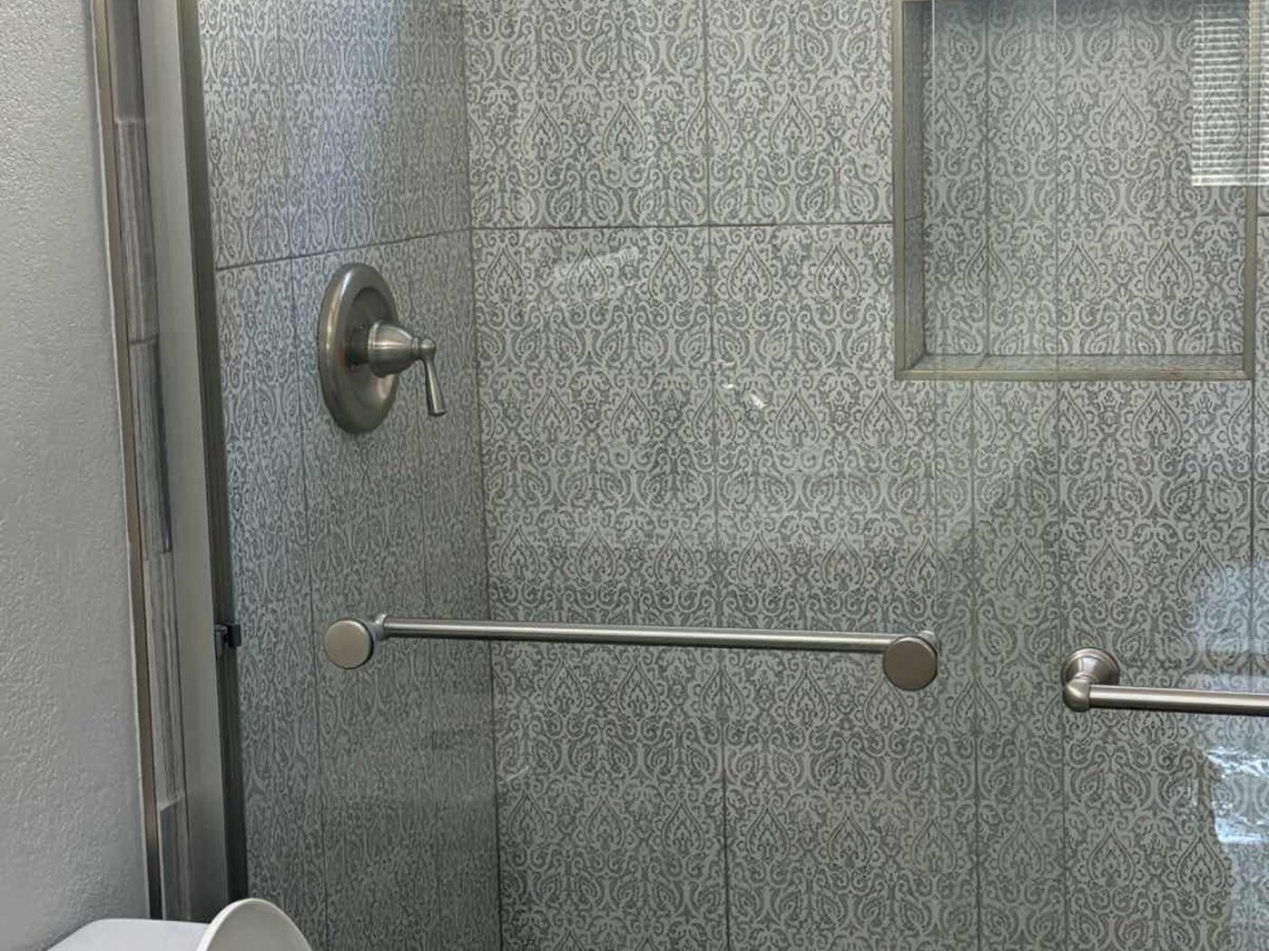 Ducha con puerta de vidrio limpia y sin manchas