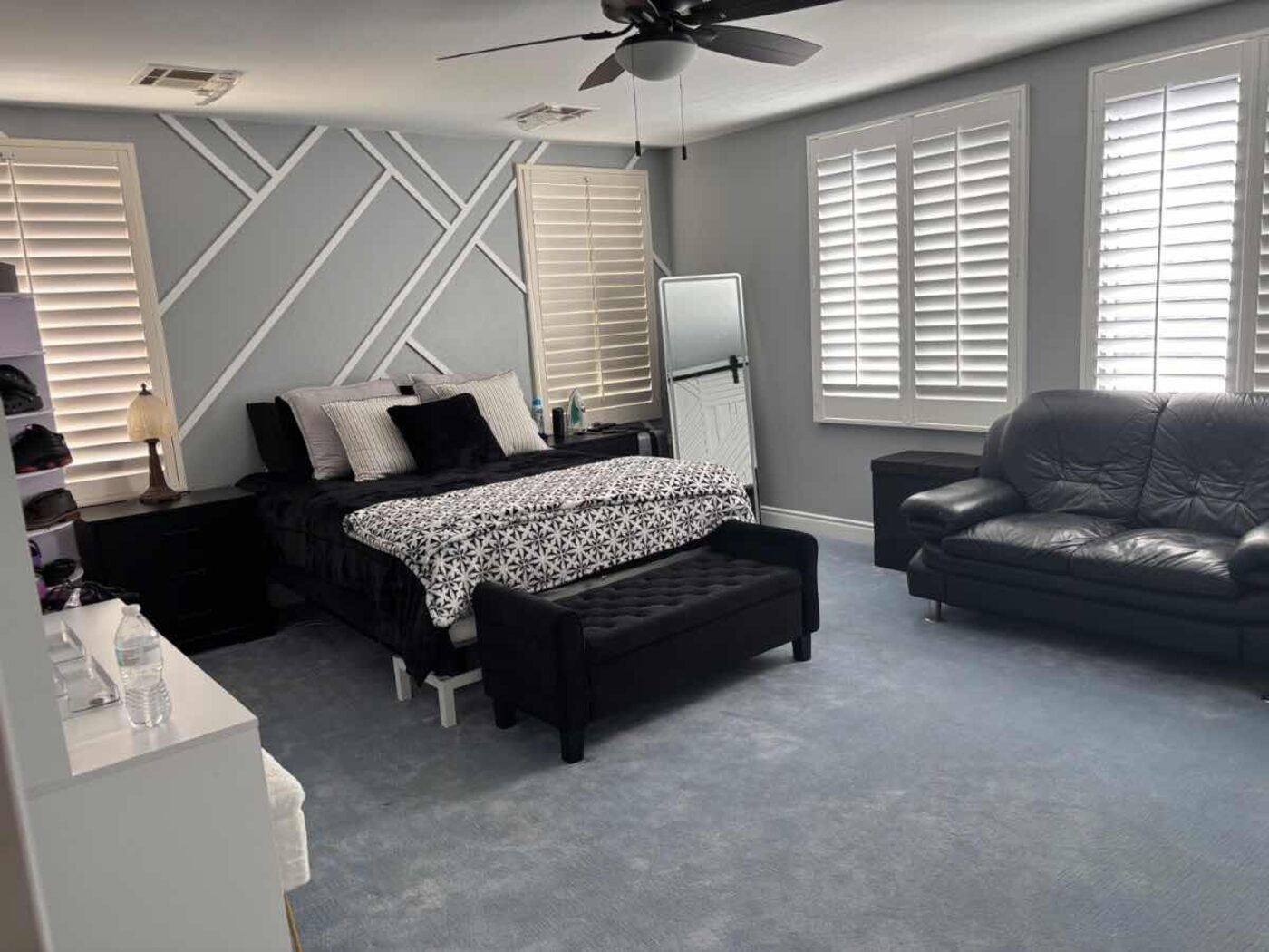 Habitación con cama y sofá ordenada