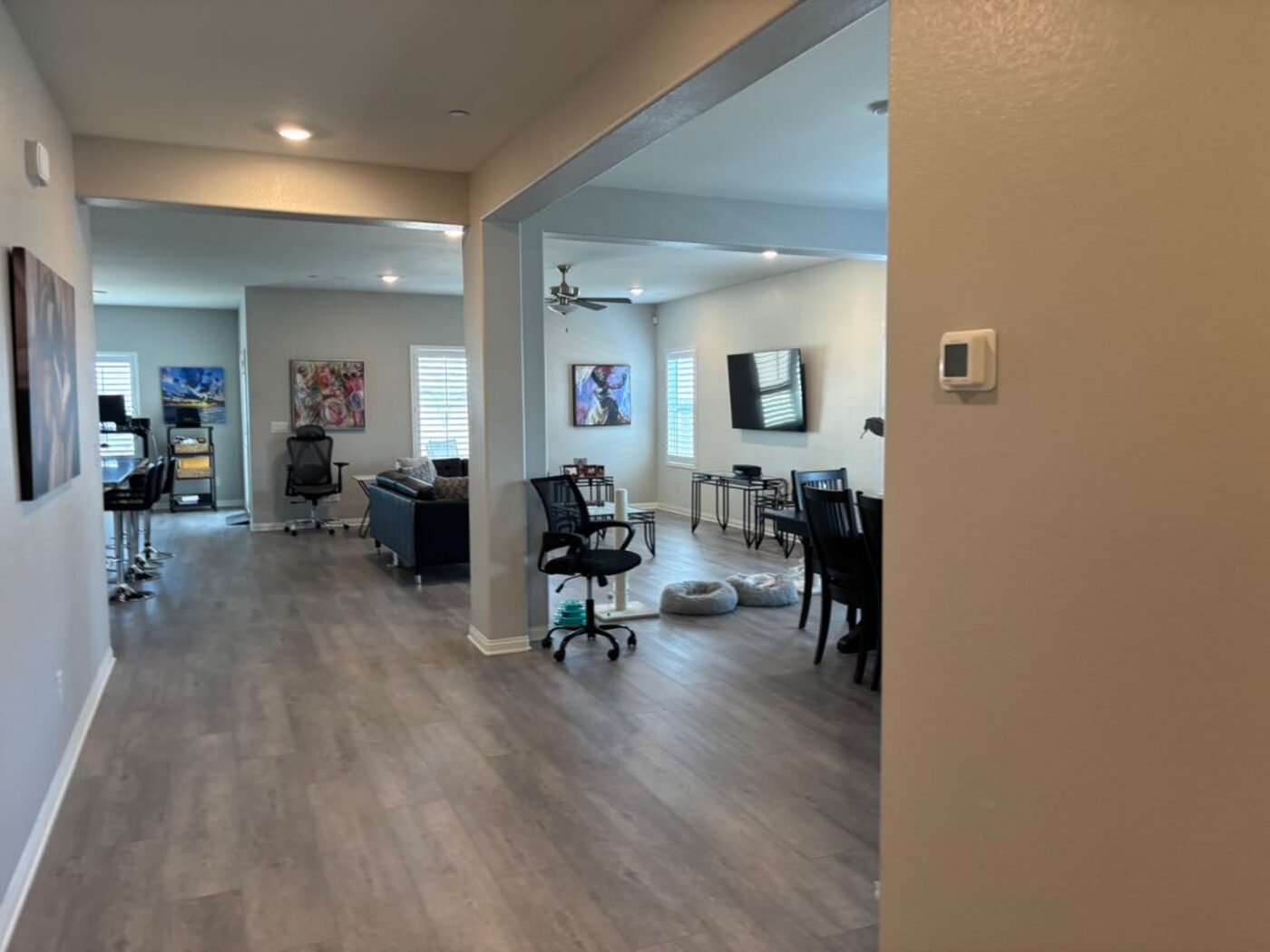 Espacio abierto de sala y comedor con piso limpio